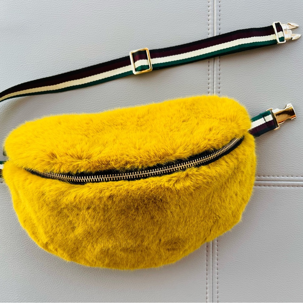 NWOT!
Baum und Pferdgarten
Large Size | Unisex
Faux fur belt bag
In Golden Rod